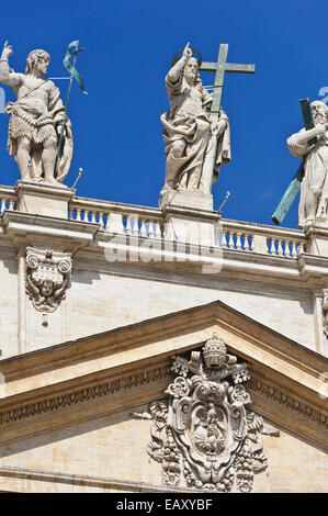 Des statues du Christ, Jean le Baptiste, et certains apôtres le haut de Basilique Saint Pierre façade dans la Cité du Vatican, Rome. Banque D'Images