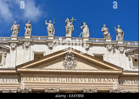 Des statues du Christ, Jean le Baptiste, et certains apôtres le haut de Basilique Saint Pierre façade dans la Cité du Vatican, Rome. Banque D'Images