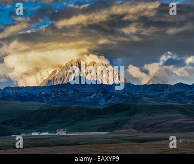 Mont Zhara Lhatse et Jinlong Gompa temple, province du Sichuan, Chine Banque D'Images