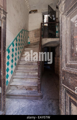 D'escalier dans un immeuble à La Havane, Cuba. Banque D'Images