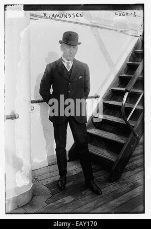 Cette photographie capture Roald Amundsen, l'explorateur norvégien connu pour ses expéditions polaires, en particulier son voyage réussi au pôle Sud en 1911. L'image met en évidence les contributions importantes d'Amundsen à l'exploration et son rôle dans l'histoire de l'Arctique et de l'Antarctique. Banque D'Images
