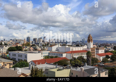 Vue sur le paysage urbain de San Francisco près de Dolores Park à San Francisco, CA, USA. Banque D'Images