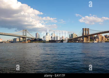 Vue depuis les deux ponts dans le quartier Lower East Side de Manhattan vers Brooklyn à New York, NY, USA. Banque D'Images
