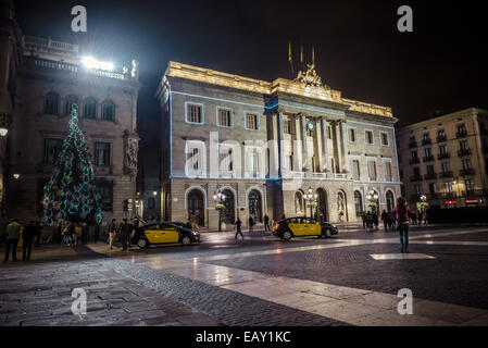 Bacelona, Espagne. 21 Nov, 2014. Le 21 novembre 2014 - Les piétons passent devant l'hôtel de ville de Barcelone décorées avec des lumières de Noël au début de la période des fêtes - Les fêtes de fin d'année 2014 est en cours à Barcelone comme les lumières de Noël et les arbres sont mis en marche dans les rues Crédit : Matthias Rickenbach/ZUMA/ZUMAPRESS.com/Alamy fil Live News Banque D'Images