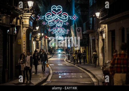 Bacelona, Espagne. 21 Nov, 2014. Shoppers marcher sous les lumières de Noël dans le quartier gothique de Barcelone commence la saison de fête. 21 Nov, 2014. Les fêtes de fin d'année 2014 est en cours à Barcelone comme les lumières de Noël et les arbres sont mis en marche dans les rues Crédit : Matthias Rickenbach/ZUMA/ZUMAPRESS.com/Alamy fil Live News Banque D'Images