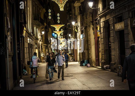 Bacelona, Espagne. 21 Nov, 2014. Shoppers marcher sous les lumières de Noël dans le quartier gothique de Barcelone commence la saison de fête. 21 Nov, 2014. Les fêtes de fin d'année 2014 est en cours à Barcelone comme les lumières de Noël et les arbres sont mis en marche dans les rues Crédit : Matthias Rickenbach/ZUMA/ZUMAPRESS.com/Alamy fil Live News Banque D'Images