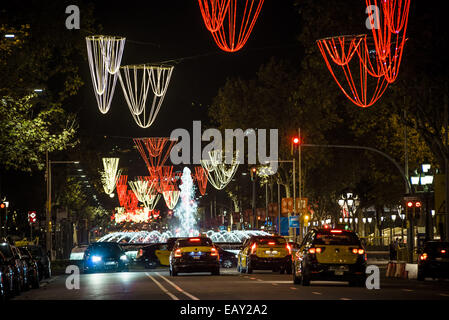 Bacelona, Espagne. 21 Nov, 2014. Le 21 novembre, 2014 - une vue générale de l'avenue Passeig de Gràcia à Barcelone, illuminations de Noël - Les fêtes de fin d'année 2014 est en cours à Barcelone comme les lumières de Noël et les arbres sont mis en marche dans les rues Crédit : Matthias Rickenbach/ZUMA/ZUMAPRESS.com/Alamy fil Live News Banque D'Images