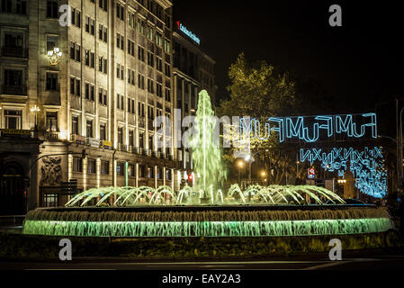 Bacelona, Espagne. 21 Nov, 2014. Une vue générale de la Gran Via Noël illuminations, à Barcelone. 21 Nov, 2014. Les fêtes de fin d'année 2014 est en cours à Barcelone comme les lumières de Noël et les arbres sont mis en marche dans les rues Crédit : Matthias Rickenbach/ZUMA/ZUMAPRESS.com/Alamy fil Live News Banque D'Images