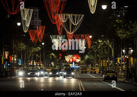 Bacelona, Espagne. 21 Nov, 2014. Le 21 novembre, 2014 - une vue générale de l'avenue Passeig de Gràcia à Barcelone, illuminations de Noël - Les fêtes de fin d'année 2014 est en cours à Barcelone comme les lumières de Noël et les arbres sont mis en marche dans les rues Crédit : Matthias Rickenbach/ZUMA/ZUMAPRESS.com/Alamy fil Live News Banque D'Images