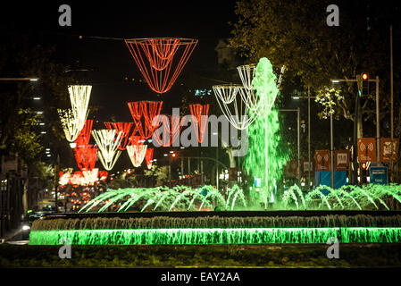 Bacelona, Espagne. 21 Nov, 2014. Le 21 novembre, 2014 - une vue générale de l'avenue Passeig de Gràcia à Barcelone, illuminations de Noël - Les fêtes de fin d'année 2014 est en cours à Barcelone comme les lumières de Noël et les arbres sont mis en marche dans les rues Crédit : Matthias Rickenbach/ZUMA/ZUMAPRESS.com/Alamy fil Live News Banque D'Images