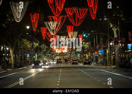 Bacelona, Espagne. 21 Nov, 2014. Le 21 novembre, 2014 - une vue générale de l'avenue Passeig de Gràcia à Barcelone, illuminations de Noël - Les fêtes de fin d'année 2014 est en cours à Barcelone comme les lumières de Noël et les arbres sont mis en marche dans les rues Crédit : Matthias Rickenbach/ZUMA/ZUMAPRESS.com/Alamy fil Live News Banque D'Images