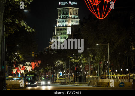 Bacelona, Espagne. 21 Nov, 2014. Le 21 novembre, 2014 - une vue générale de l'avenue Passeig de Gràcia à Barcelone, illuminations de Noël - Les fêtes de fin d'année 2014 est en cours à Barcelone comme les lumières de Noël et les arbres sont mis en marche dans les rues Crédit : Matthias Rickenbach/ZUMA/ZUMAPRESS.com/Alamy fil Live News Banque D'Images