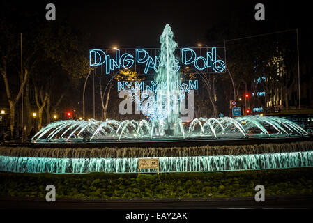 Bacelona, Espagne. 21 Nov, 2014. Une vue générale de la Gran Via Noël illuminations, à Barcelone. 21 Nov, 2014. Les fêtes de fin d'année 2014 est en cours à Barcelone comme les lumières de Noël et les arbres sont mis en marche dans les rues Crédit : Matthias Rickenbach/ZUMA/ZUMAPRESS.com/Alamy fil Live News Banque D'Images