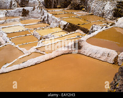 D'un grand angle de vue de Salinas de Maras Maras (saline), près de Cusco, Pérou. Banque D'Images