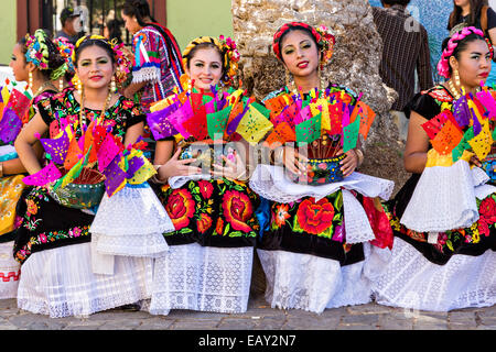 En costume traditionnel folk dancers pendant le jour de la Fête des Morts connus en espagnol comme día de muertos le 26 octobre 2014 en Banque D'Images