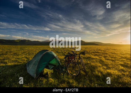 Camping sur les prairies du plateau tibétain, dans la province du Sichuan, Chine Banque D'Images