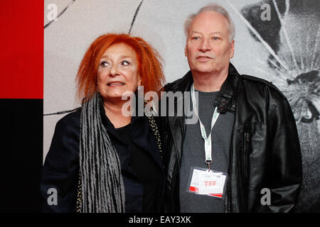 Turin, Italie. 21 Nov, 2014. Emanuela Martini (directrice de Torino Film Festival) et Joe Lansdale (écrivain) posent sur le tapis rouge à l'ouverture de la 32e Festival du Film de Turin. Crédit : Elena Aquila/Pacific Press/Alamy Live News Banque D'Images