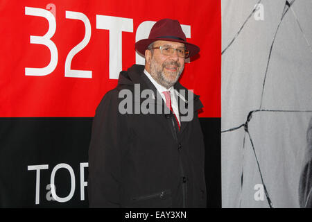 Turin, Italie. 21 Nov, 2014. Maurizio Braccialarghe (Conseiller pour la culture de la ville de Turin) pose sur le tapis rouge à l'ouverture de la 32e Festival du Film de Turin. Crédit : Elena Aquila/Pacific Press/Alamy Live News Banque D'Images