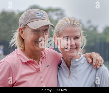 Boca Raton, Floride, États-Unis. 21 Nov, 2014. La superstar du tennis Martina Navratilova (à gauche), et.MAEVE QUINLAN, un acteur et ancien joueur de tennis professionnel, à la Boca Raton Resort & Club, Boca Raton, Floride pour le tennis avec Chrissie & Friends.événement médiatique. Credit : Arnold Drapkin/ZUMA/Alamy Fil Live News Banque D'Images