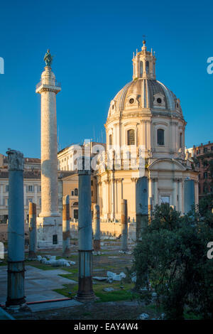 La Colonne Trajane et les ruines du Forum de Trajan avec de Santissimo Nome di Maria au-delà de l'église, Rome Lazio Italie Banque D'Images