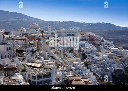 Fira, Santorini, maisons blanches sur le bord du cratère Banque D'Images