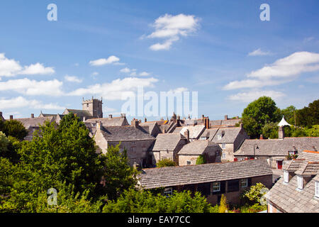 Le sol carrelé en pierre et toits de l'église paroissiale au village Corfe Castle Dorset England UK Banque D'Images