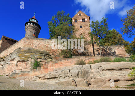 Château de Nuremberg (Sinwell tour) avec ciel bleu et nuages, Allemagne Banque D'Images