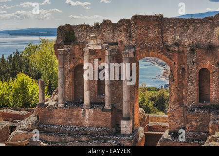 Le théâtre antique de Taormina, également connu sous le nom de Teatro Greco (théâtre grec), province de Messine, Sicile, Italie, Europe Banque D'Images