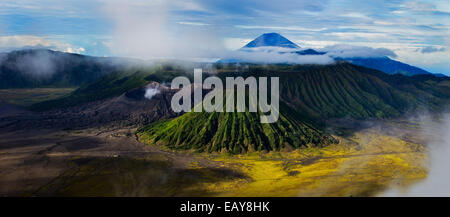 Le Mont Bromo, Batok et Semeru Montage Montage, île de Java, Indonésie Banque D'Images