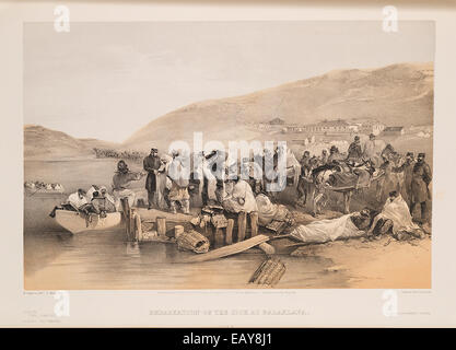 Cette image représente *l'embarquement des malades à Balaklava* pendant la guerre de Crimée, mettant en valeur la scène douloureuse des soldats transportés par bateau. La pièce met en lumière les conditions difficiles de la guerre, les soldats souffrants et l’importance stratégique du port. Banque D'Images