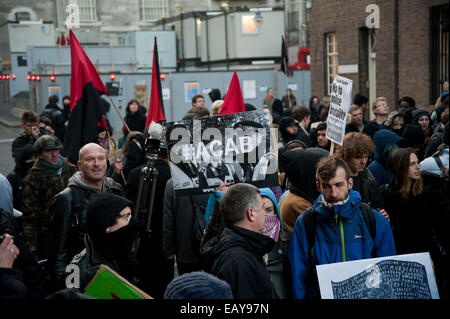 Londres, Royaume-Uni. (Fichiers images) Jason Parkinson, l'un des journalistes étiquetés "intérieures un extrémiste" et aujourd'hui au centre de la surveillance policière du scandale à gauche d'un manifestant étudiant's 'SCARFISH' (tous les flics sont des bâtards) placard lors d'une manifestation étudiante à Londres. Credit : Pete Maclaine/Alamy Live News Banque D'Images