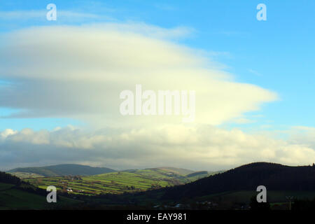 Aberystwyth, Pays de Galles, Royaume-Uni. 22 Nov 2014. Nuages de tempête dramatiques forme sur les monts Cambriens de l'ouest du pays de Galles comme l'instabilité de la météo d'automne se poursuit. John Gilbey / Alamy Live News Banque D'Images