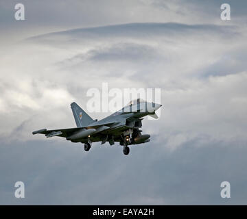 L'Eurofighter Typhoon FRG4 en approche de sa base d'origine à RAF Lossiemouth, Morayshire. 9174 SCO. Banque D'Images