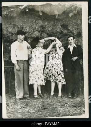 Urss - circa 1960 : une ancienne photo portrait de famille Groupe Banque D'Images