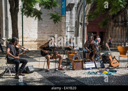 Musiciens qui jouent à Carmo Square, Largo do Carmo, Lisbonne, Portugal Banque D'Images