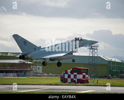 L'Eurofighter Typhoon FRG4 chasseur à réaction rapide militaire sur le point d'atterrir à RAF Lossiemouth. 9169 SCO Banque D'Images