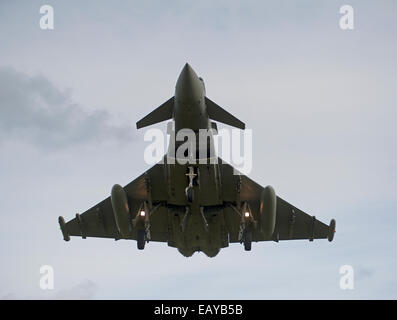 L'Eurofighter Typhoon FRG4 chasseur à réaction rapide militaire en approche de RAF Lossiemouth. 9170 SCO Banque D'Images