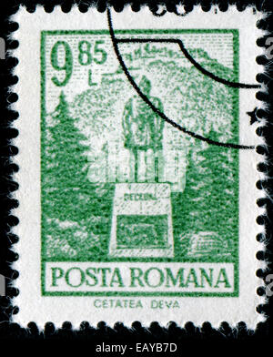 Roumanie - VERS 1972 : un timbre imprimé en Roumanie de la 'efinitives - je montre des bâtiments Decebal's statue, Cetatea Deva Banque D'Images