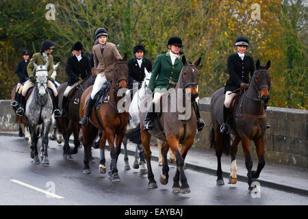 Nr Hornby Lancaster, Royaume-Uni. 22 novembre, 2014. Membres de Lunesdale Foxhounds ici traversé le pont sur la rivière Lune dans le centre du village. En octobre 2014, deux autres membres de la chasse Paul Whitehead, le chasseur de l'Lunesdale Foxhounds Ltd et le directeur de la compagnie de recherche de Terrence Potte tant a plaidé non coupable à des "infractions à la Loi sur la chasse lorsqu'ils ont comparu à Skipton Cour des magistrats le 19 septembre 2014. Banque D'Images