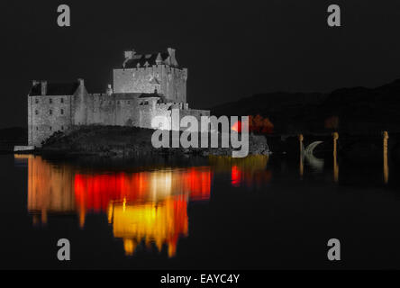 DORNIE Eilean Donan Castle AVEC VOYANTS DE COULEUR ROUGE et JAUNE POUR MARQUER LE JOUR DE L'ARMISTICE 11 NOVEMBRE 2014 Banque D'Images