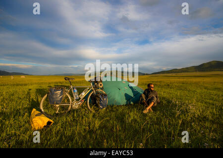 Camping dans la steppe de Mongolie, Mongolie Banque D'Images