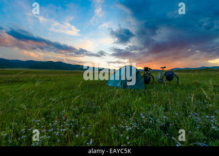 Camping dans la steppe de Mongolie, Mongolie Banque D'Images