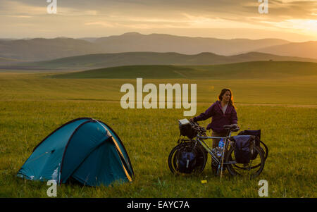 Camping dans la steppe de Mongolie, Mongolie Banque D'Images