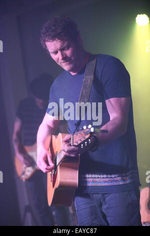 L'entrepôt de Victoria, Manchester, Royaume-Uni. 21 Nov, 2014.Dodgy headline la deuxième étape le premier jour du festival à la Sessions Whisky Victoria Warehouse Crédit : Manchester, Simon Newbury/Alamy Live News Banque D'Images