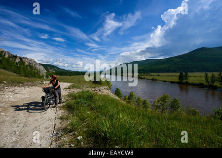 Le vélo dans la steppe de Mongolie, Mongolie Banque D'Images