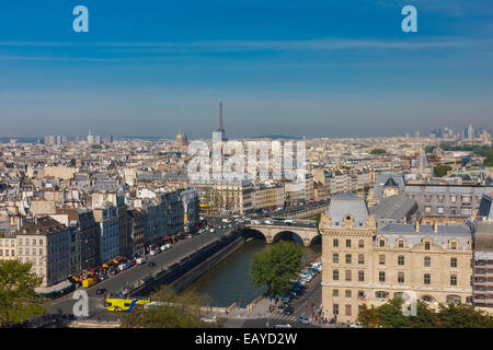 Vue de Paris, Petit Pont, Pont Saint-Michel et Tour Eiffel de la cathédrale Notre-Dame Banque D'Images