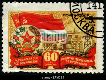 Russie - circa 1984 : timbres par la Russie, montre Tadzhik Républiques socialistes - Drapeaux et armoiries, circa 1984 Banque D'Images