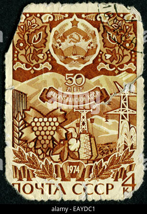 Russie - circa 1974 : timbres par la Russie, montre les raisins, pylônes, montagnes et d'armes soviétique autonome du Nakhitchevan Socialis Banque D'Images