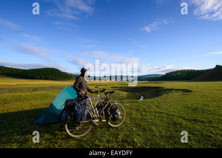 Camping dans la steppe de Mongolie, Mongolie Banque D'Images