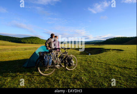 Camping dans la steppe de Mongolie, Mongolie Banque D'Images